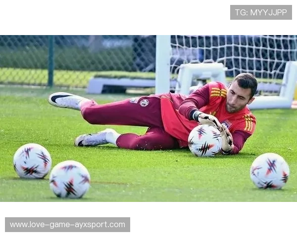 世界级门将深夜练习反应扑救，社媒称其“扑救机器”